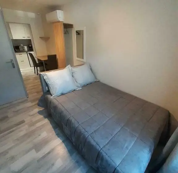 スタンダードスタジオ, Les Appartements Du Saint Hubert