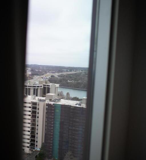 1 Bedroom Apartment Lake View, Upscale Rainey St Condo Homes Peloton, Gym, Rooftop Pool, Wifi Included