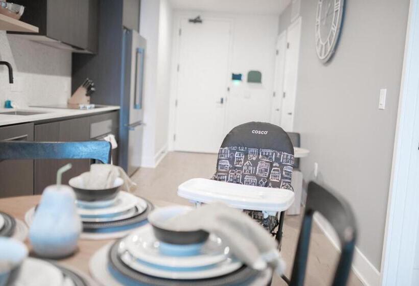 1 Bedroom Apartment Lake View, Upscale Rainey St Condo Homes Peloton, Gym, Rooftop Pool, Wifi Included