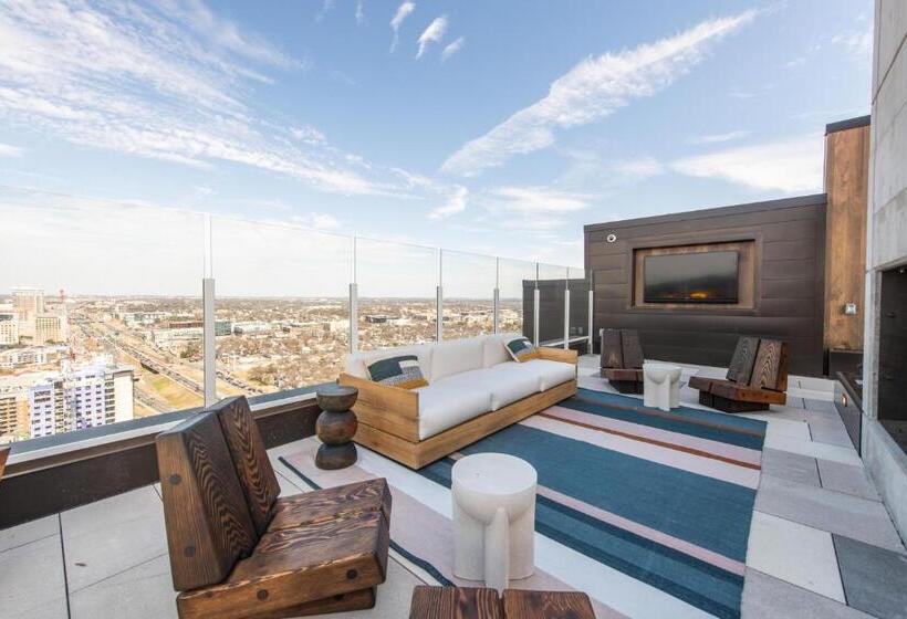 1 Bedroom Apartment Lake View, Upscale Rainey St Condo Homes Peloton, Gym, Rooftop Pool, Wifi Included