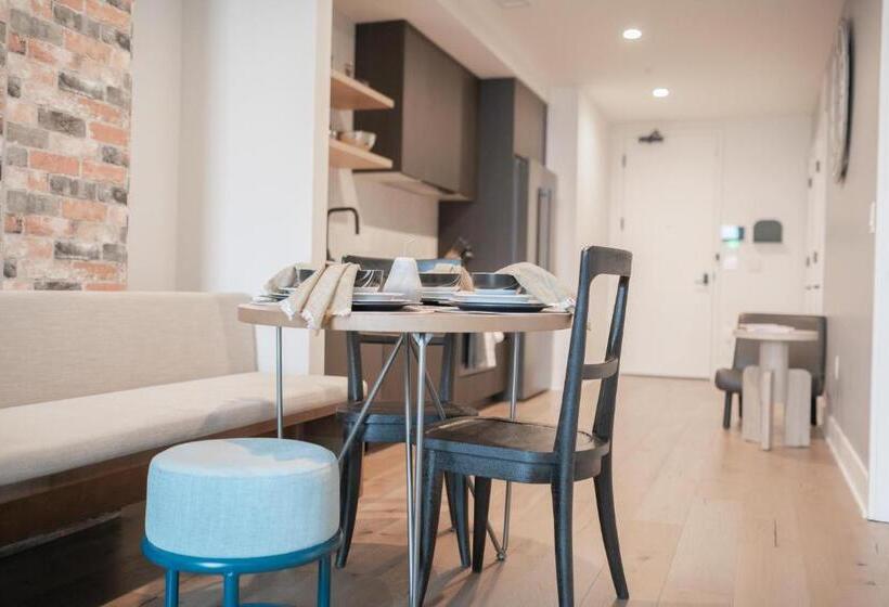 1 Bedroom Apartment Lake View, Upscale Rainey St Condo Homes Peloton, Gym, Rooftop Pool, Wifi Included