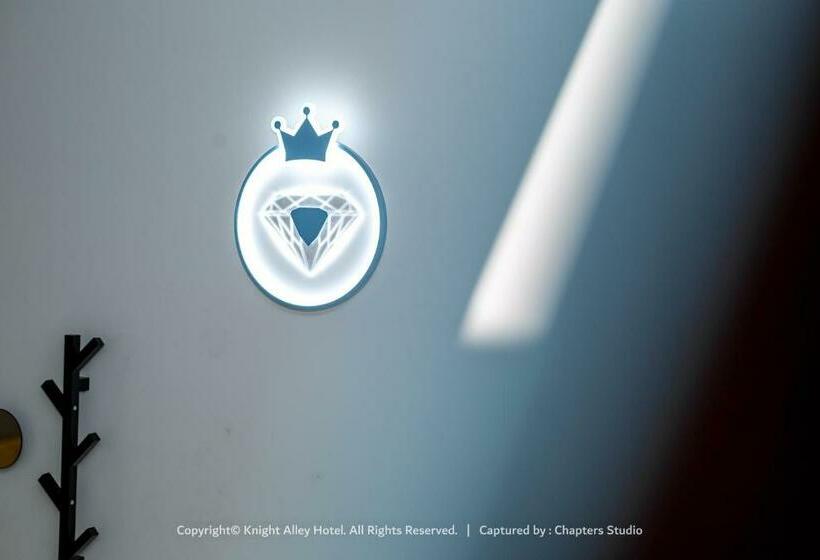 חדר משפחתי, Knight Alley