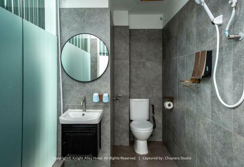 חדר משפחתי, Knight Alley