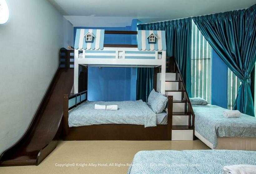 חדר משפחתי, Knight Alley