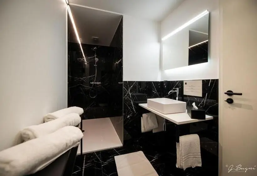 デラックストリプルルーム, Boutique Hôtel, La Cour De La Reine, Rooftop & Bistronomique Restaurant