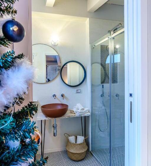 חדר סטנדרט לארבעה, Paso A Paso