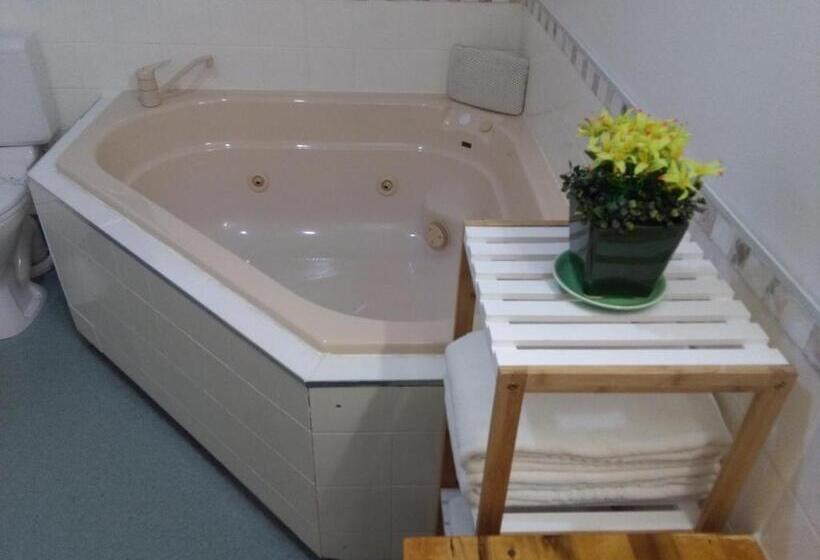 Студия Superior, Colonial Lodge Motel