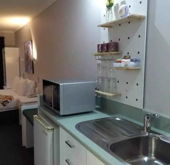 スーペリアスタジオ, Colonial Lodge Motel