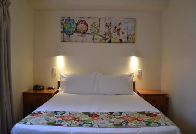 スーペリアスタジオ, Colonial Lodge Motel