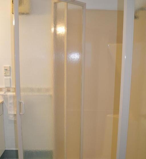 Трехместный Президентский, Colonial Lodge Motel