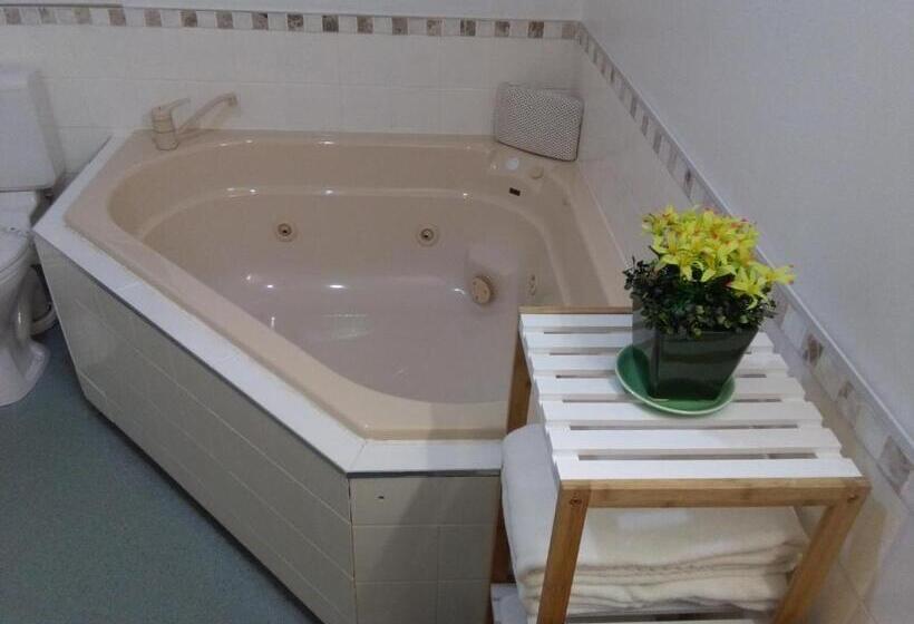 Трехместный Президентский, Colonial Lodge Motel