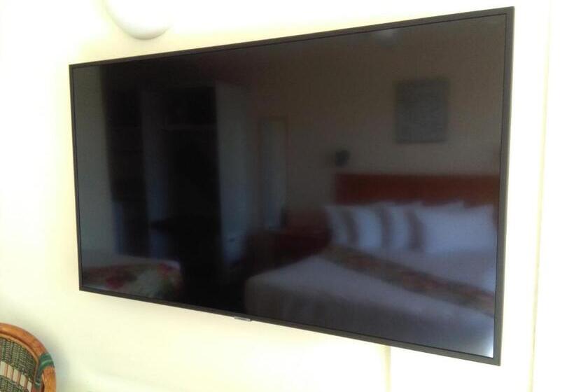 Студия Стандарт, Colonial Lodge Motel