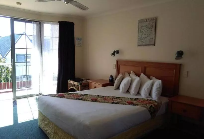スタンダードスタジオ, Colonial Lodge Motel