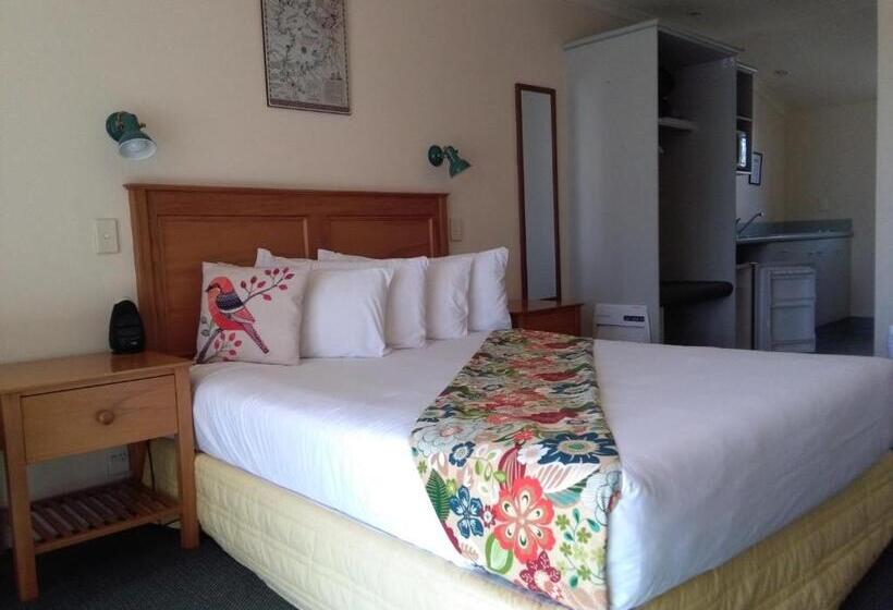 Студия Стандарт, Colonial Lodge Motel