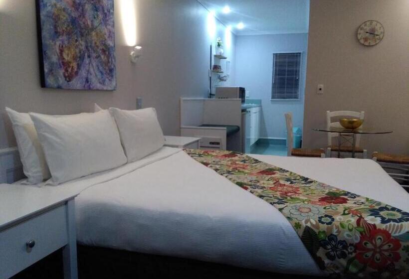 Номер Стандарт с Гидромассажем, Colonial Lodge Motel