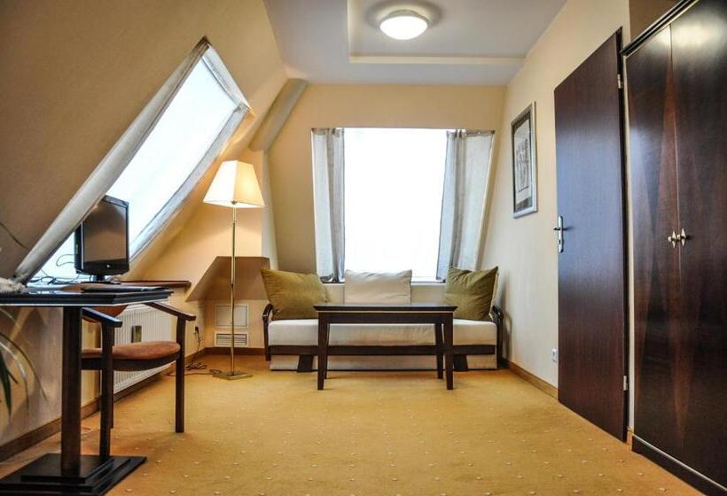 جناح جونيور, Piramida Park Hotel & Wellness