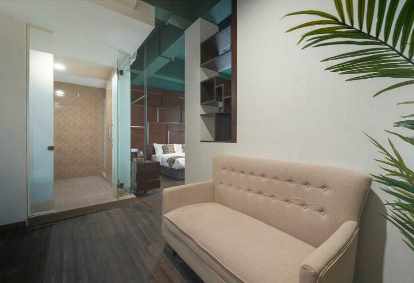 חדר משפחתי, East Riverine Boutique