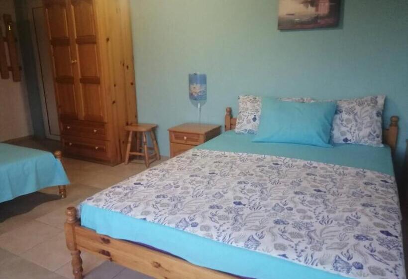 غرفة قياسية ثلاثية مزودة بشرفة, Guest House Chalakov