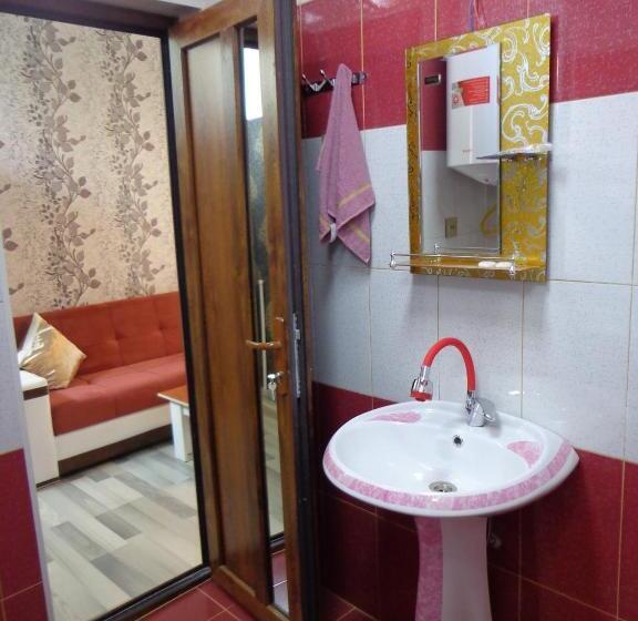 اتاق لوکس سه تخته, Tubram S Ailəvi Qonaq Evi