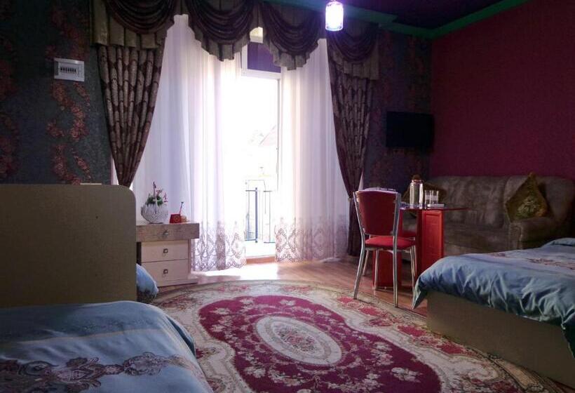 اتاق استاندارد سه نفره, Tubram S Ailəvi Qonaq Evi