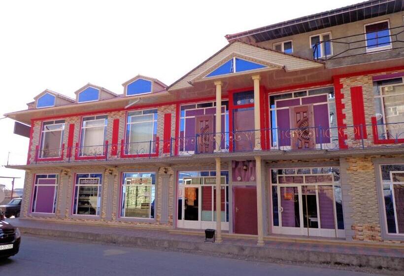 اتاق خانوادگی, Tubram S Ailəvi Qonaq Evi