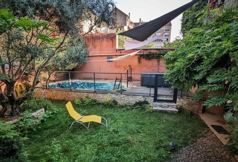Студио Стандарт Вид на Сад, Chambre Condamine Spa