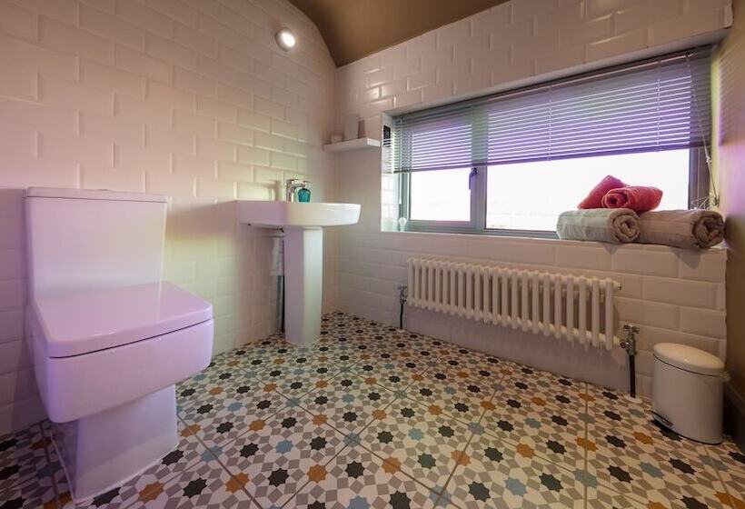 חדר דלוקס, The Sheppey