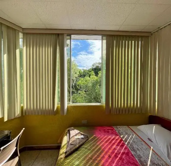 スタンダードトリプルルーム, Hostal R. Williams