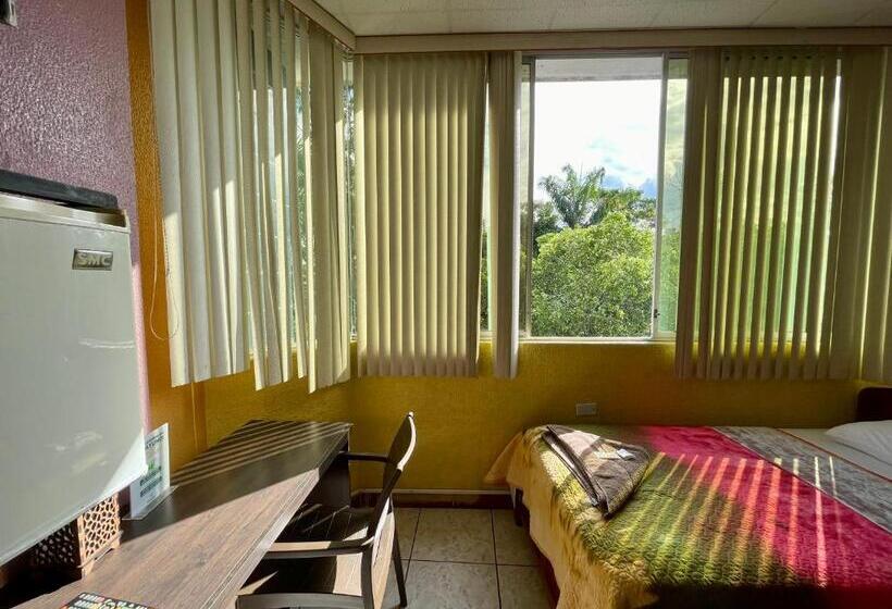 Standaard Driepersoonskamer, Hostal R. Williams