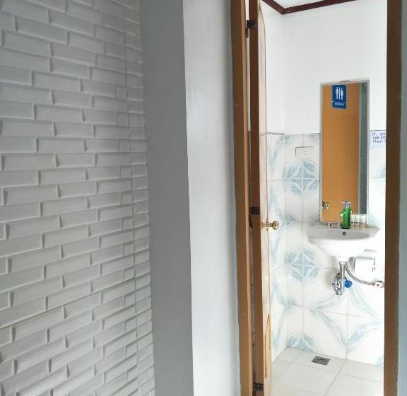 اتاق اکونومی, First Baby Bytes Guest House