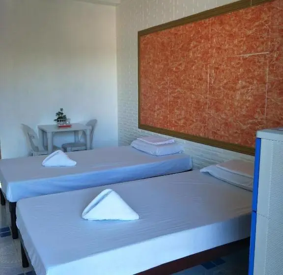 اتاق اکونومی, First Baby Bytes Guest House