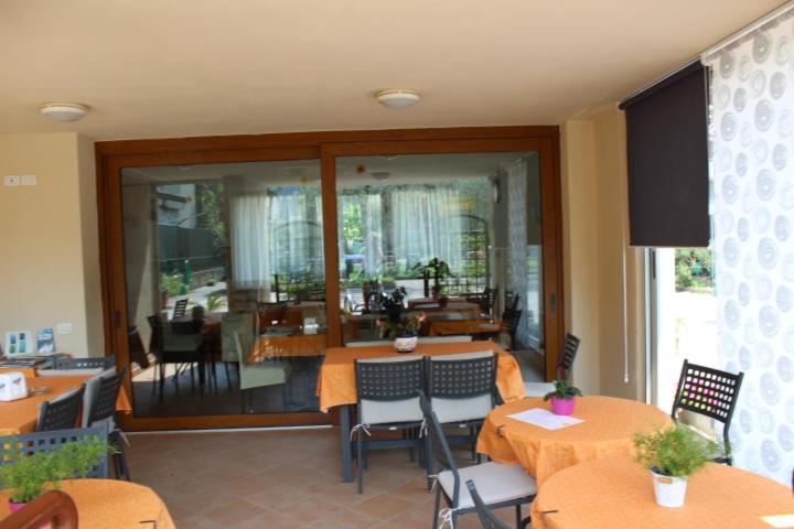 Quarto Triplo Estandar com Sacada, Villa Marina