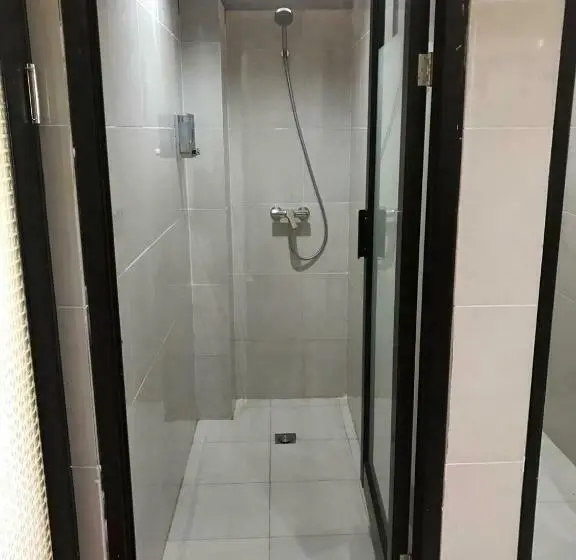 اتاق استاندارد با سرویس بهداشتی مشترک, Revayah Hotels