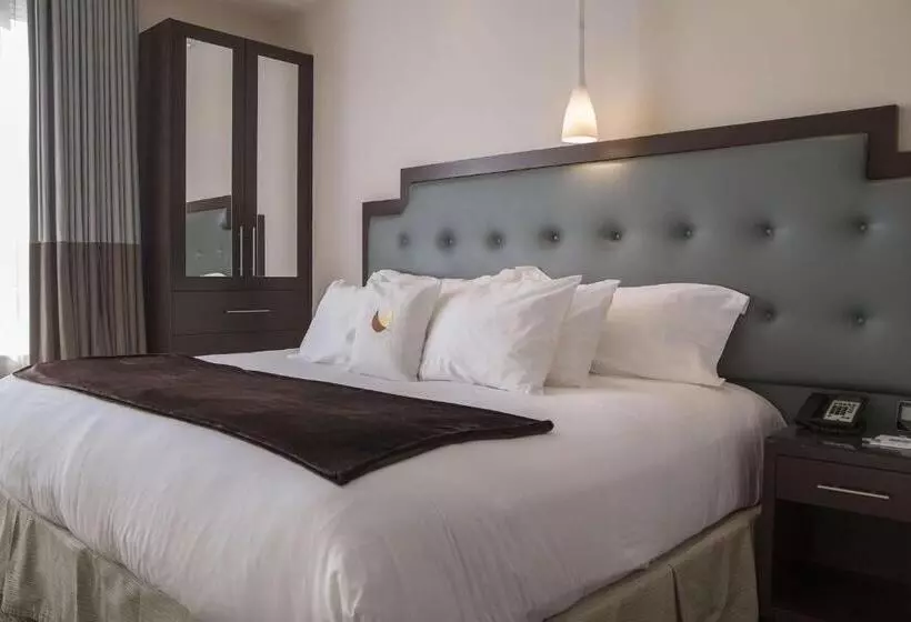キングサイズベッドのスタンダードルーム, Condor Hotel By Luxurban