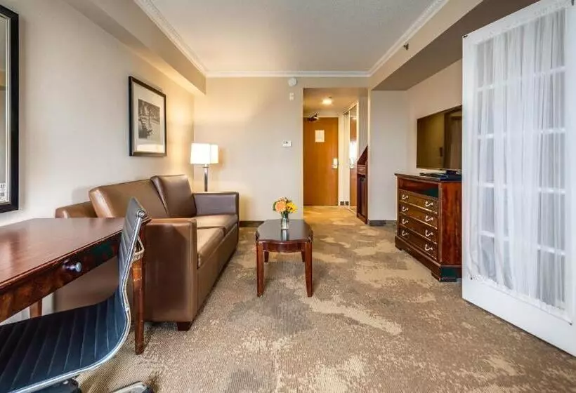 Deluxe Suite King Bed, Monte Carlo Inn & Suites Downtown Markham