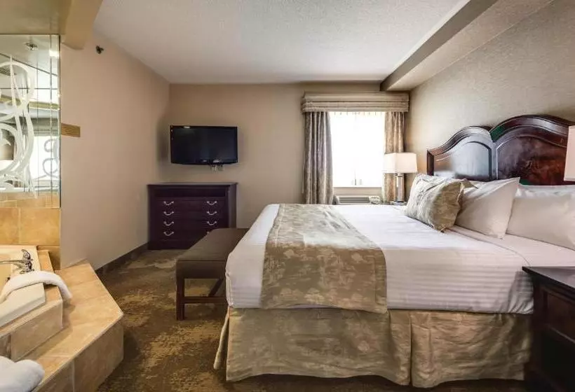 Deluxe Suite King Bed, Monte Carlo Inn & Suites Downtown Markham