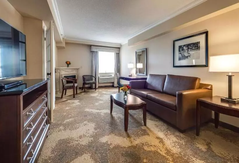 Deluxe Suite King Bed, Monte Carlo Inn & Suites Downtown Markham