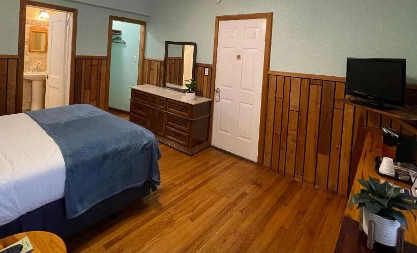 标准间, Skyline Village Inn