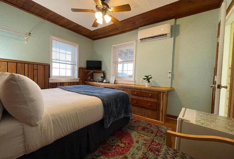 标准间, Skyline Village Inn