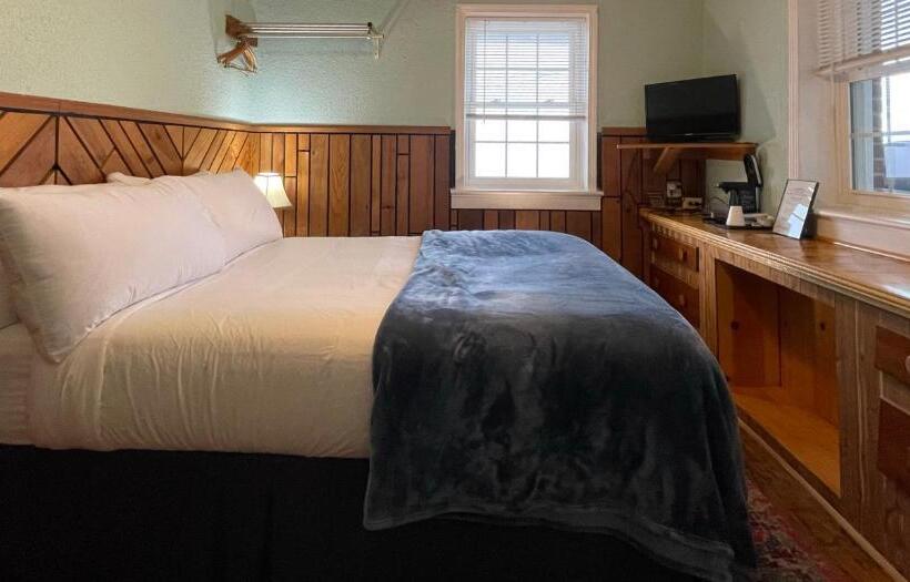 标准间, Skyline Village Inn