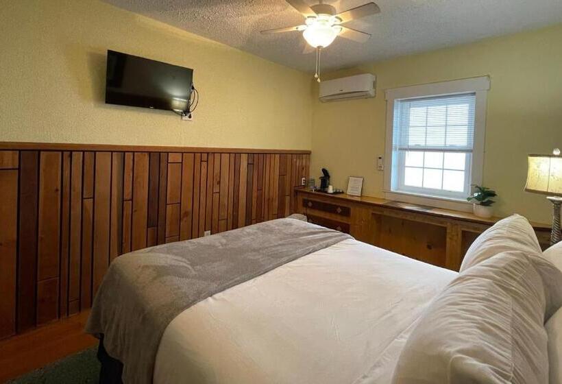 标准间, Skyline Village Inn