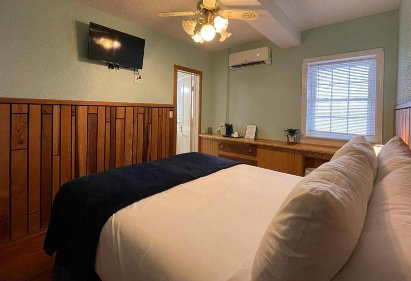 标准间, Skyline Village Inn