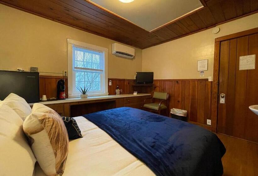 标准间, Skyline Village Inn