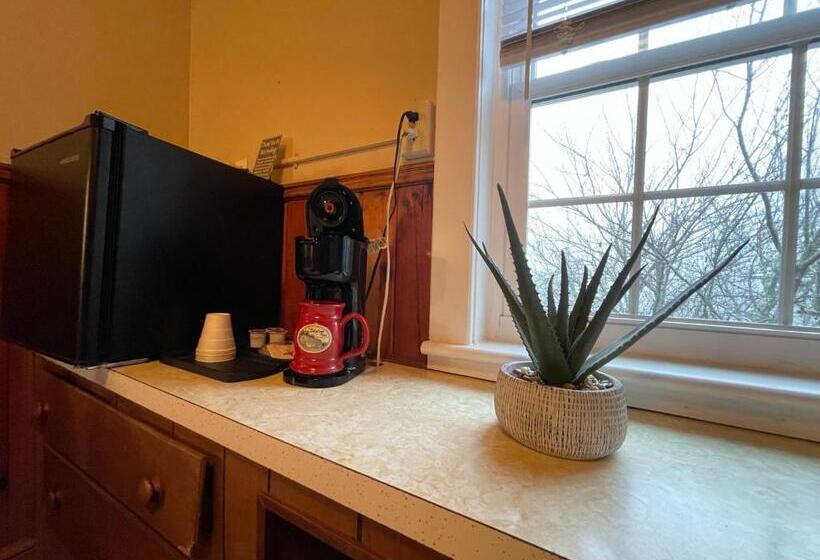 标准间, Skyline Village Inn