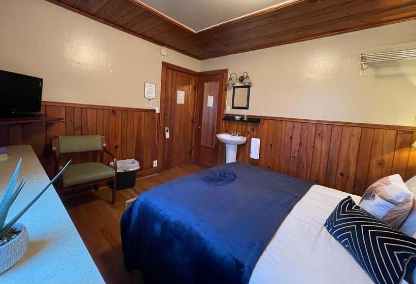 标准间, Skyline Village Inn