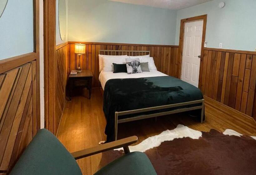 标准间, Skyline Village Inn