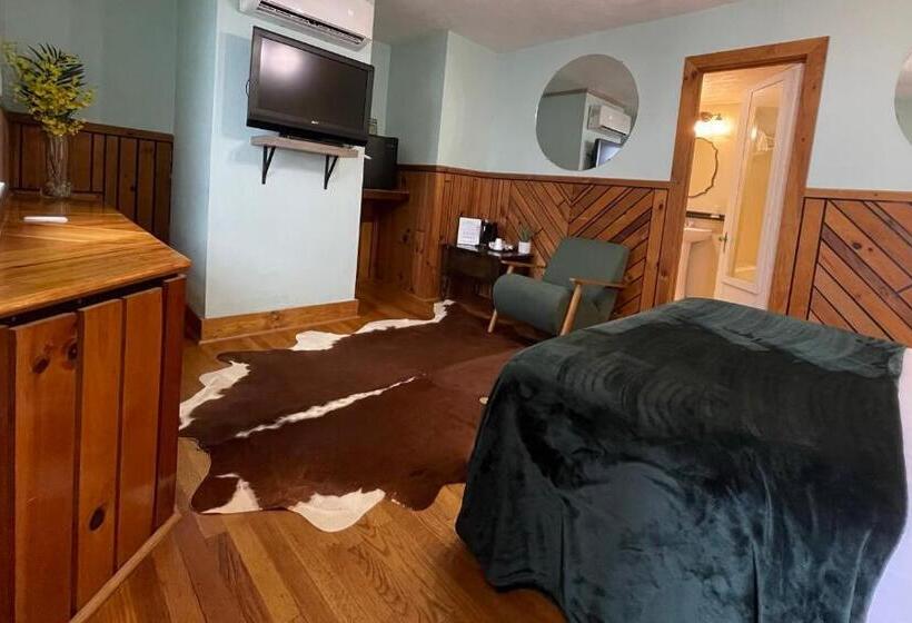 标准间, Skyline Village Inn