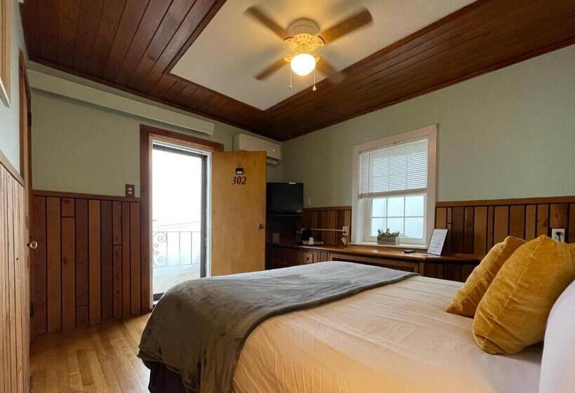 标准间, Skyline Village Inn