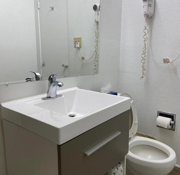 غرفه قياسيه سريرين مزدوجين, University Inn Chico