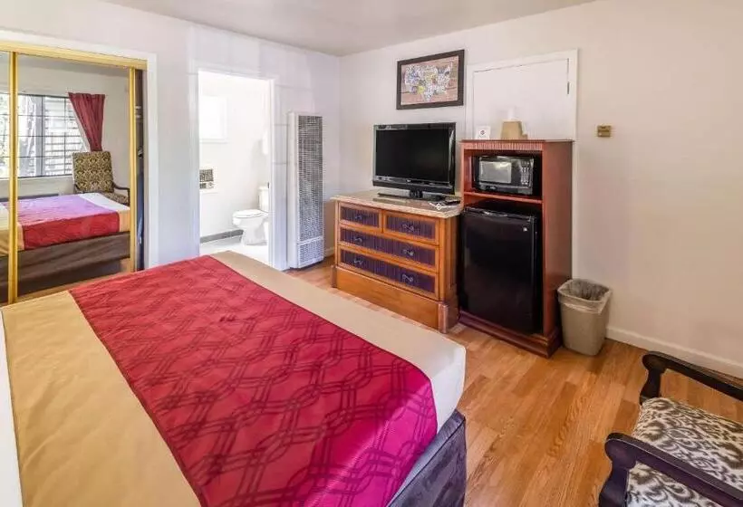 キングサイズベッドのスタンダードルーム, Econo Lodge Inn & Suites Heavenly Village Area